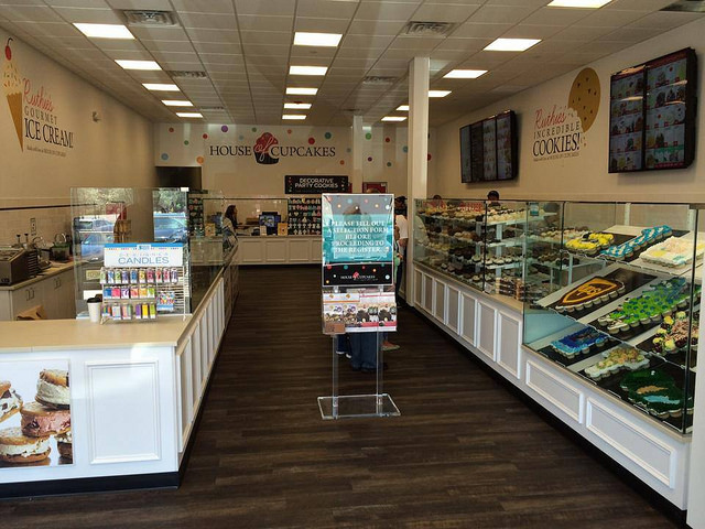 House of Cupcakes: Newest Location and Giveaway!