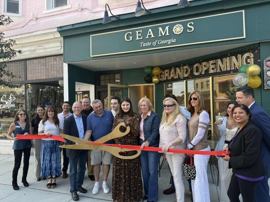 New restaurant Geamos ribbon Cutting