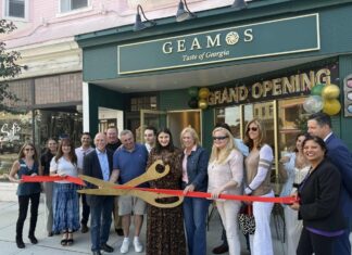 New restaurant Geamos ribbon Cutting