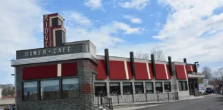 Exterior of Ridge Diner in Park Ridge New Jersey on Kinderkamack Road